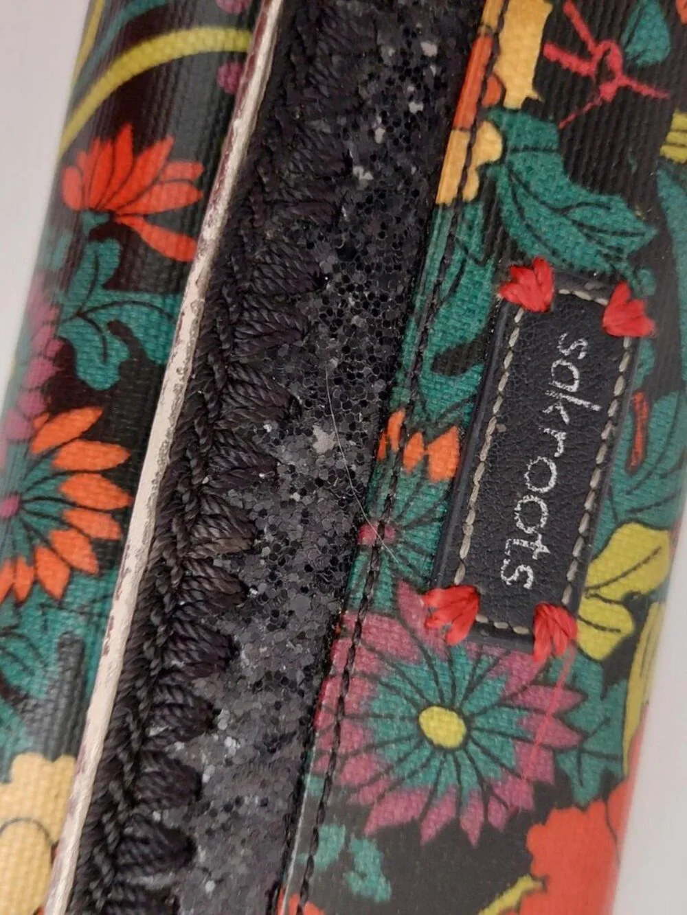 Floral print wallet with zipper pocket sakroots #floral #accessories